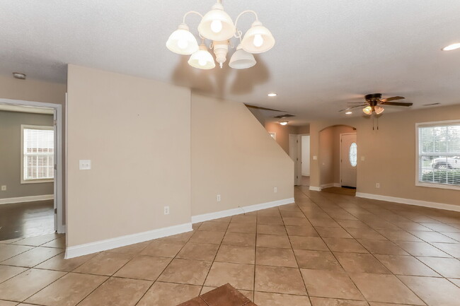Building Photo - "Spacious 4-Bed, 3-Bath Haven in Myrtle Beach - Your Perfect Coastal Retreat!"