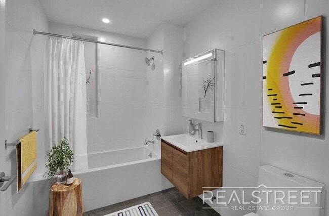 Foto del edificio - Stunning 2Bed 2Bath Apt with Private Balcony Prime location off the L next to McCarren Park