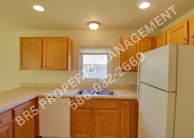 Building Photo - Shelby Twp 2 bedroom, 2 bath condo for lease.