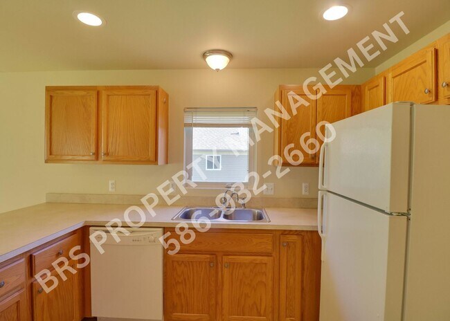 Foto del edificio - Shelby Twp 2 bedroom, 2 bath condo for lease.