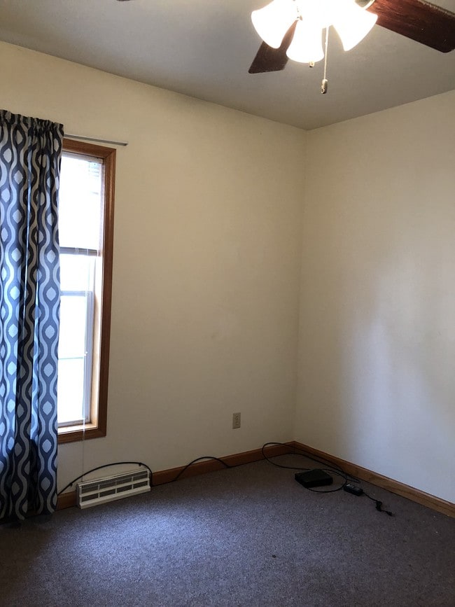 Building Photo - 106 Parade St