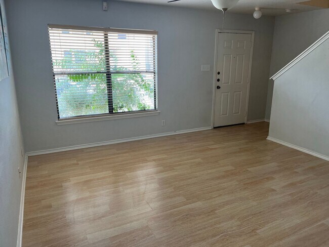 Building Photo - 15 McLennan Oak