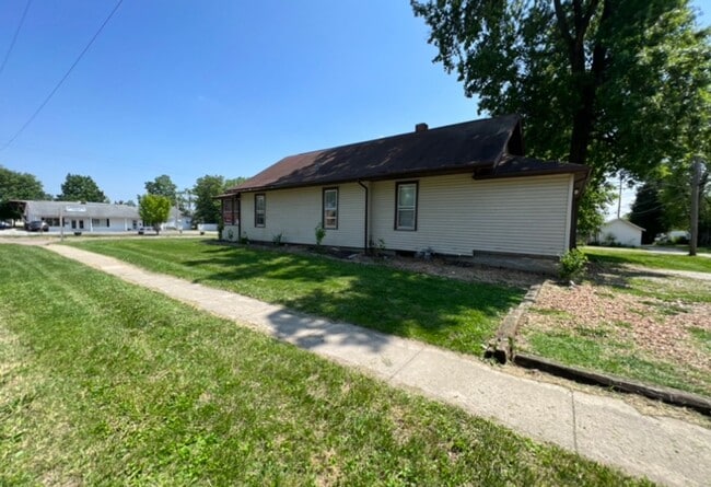 Building Photo - Great Location - $2000 Down / $880 Month