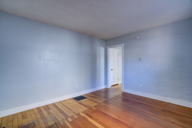 Building Photo - Turn of the Century Bungalow 1 bed, Downtown, 1 Block from CO College