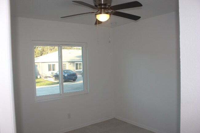 Building Photo - 1123 8th Ave Dr E