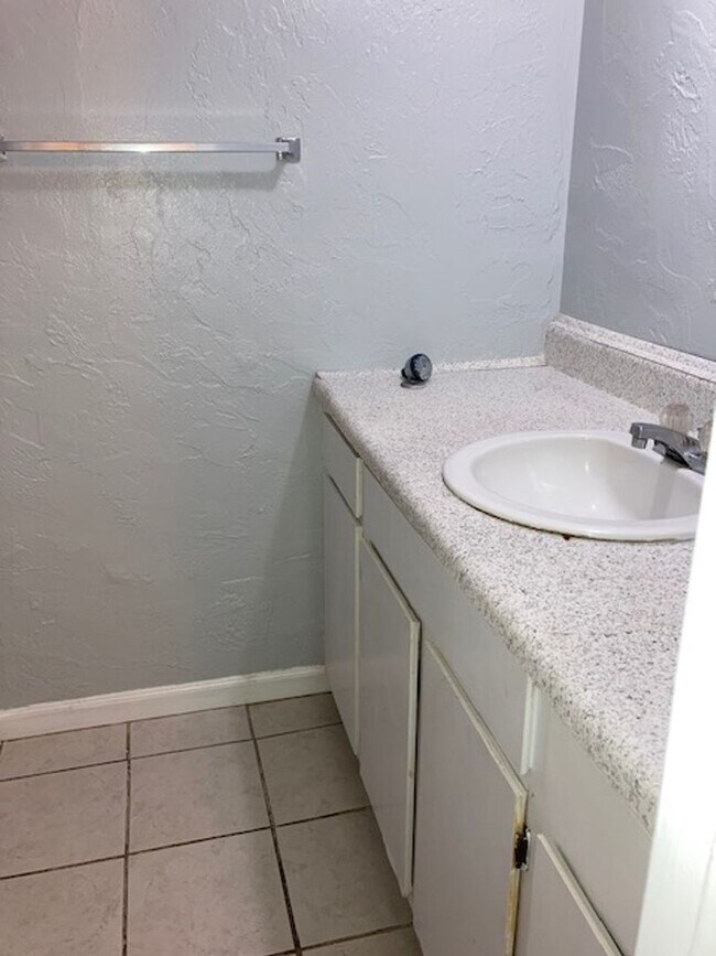 Foto del edificio - * MOVE IN SPECIAL * 1/2 OFF 2ND MONTH'S RENT!! Location, location, location! 876 SF Unit- 1 bd/ 1...