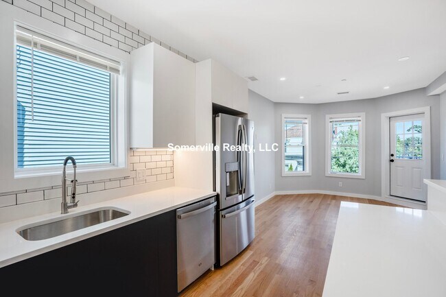 Foto del edificio - 3 BED 2 BATH IN ALLSTON AVAILABLE JAN 1st!!