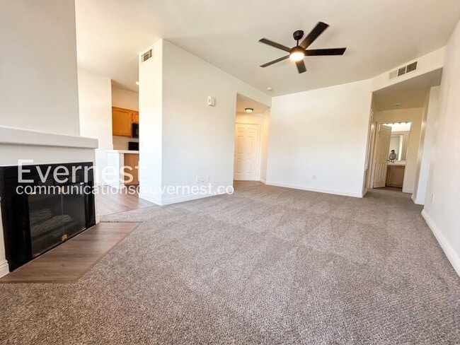 Building Photo - 3 Bed, 2 Bath Condo with Modern Amenities / Available Now!