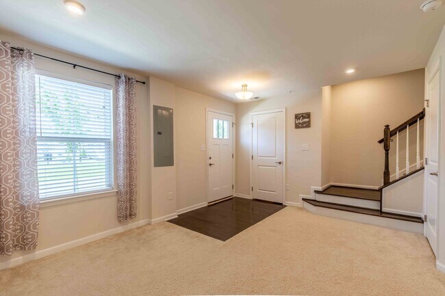 Building Photo - Luxury Townhouse in Stonecliffe of Atwater!