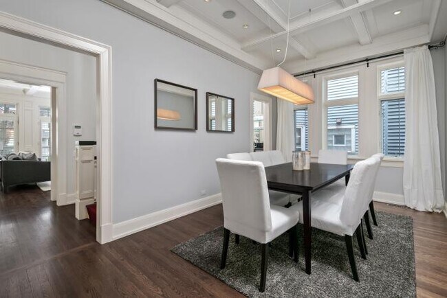 Foto del edificio - 5 bedroom in Chicago IL 60614