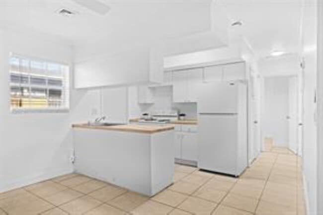 Building Photo - 1017 NE 23rd Dr
