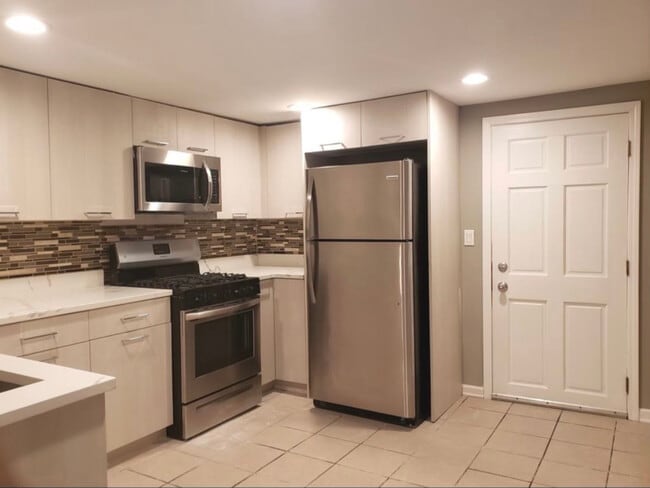 Building Photo - 2214 N Mango Ave