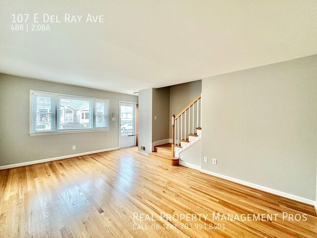 Building Photo - Stunning Del Ray End Unit - Steps to Resta...