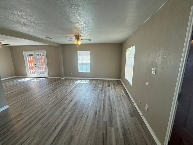 Building Photo - Spacious 3 bed 2 bath home, move in ready