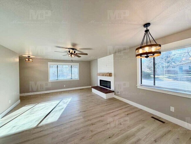 Foto del edificio - 724 Ponderosa Dr