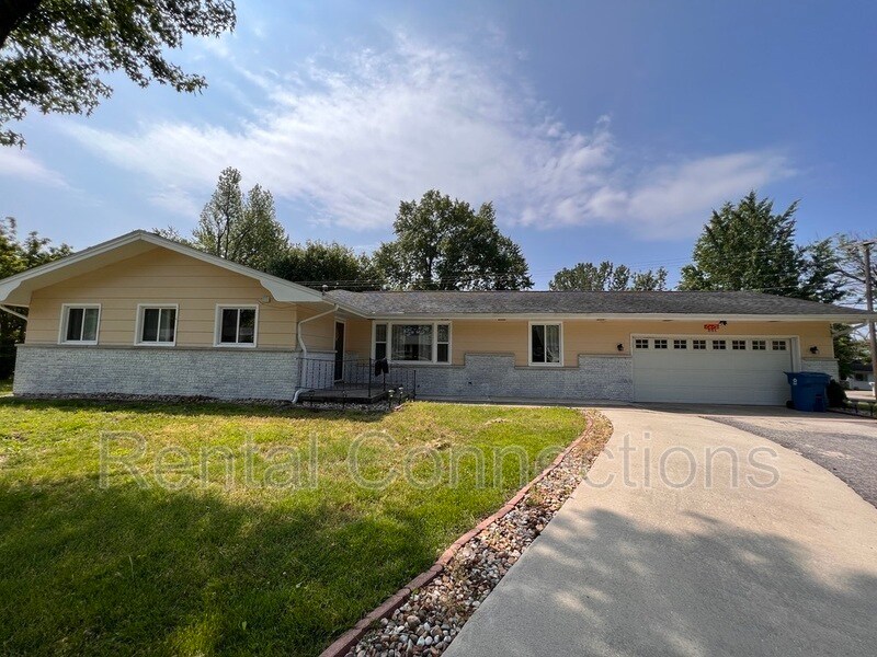 301 Lakeshore Dr, Carterville, IL 62918 House Rental in Carterville