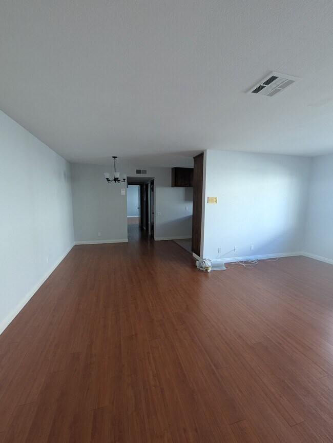 Building Photo - 634 E Angeleno Ave