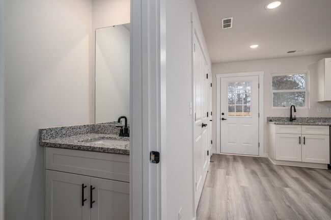 Building Photo - Vanderbilt Duplexes