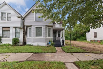 Building Photo - 6 bedroom 2 bath $2095