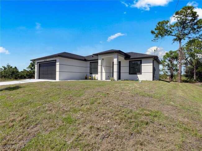 Building Photo - 1119 Earhart St E