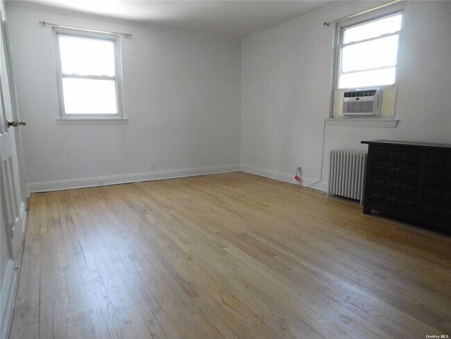 Foto del edificio - 64-15 Dieterle Crescent