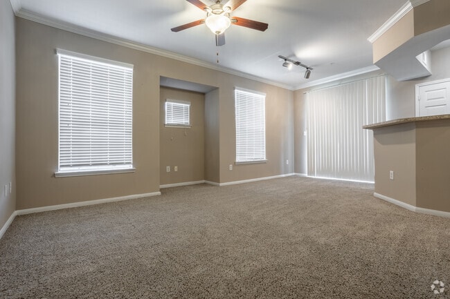 1BR, 1BA - 706SF - Sala de estar y comedor - Estates at Fountain Lake