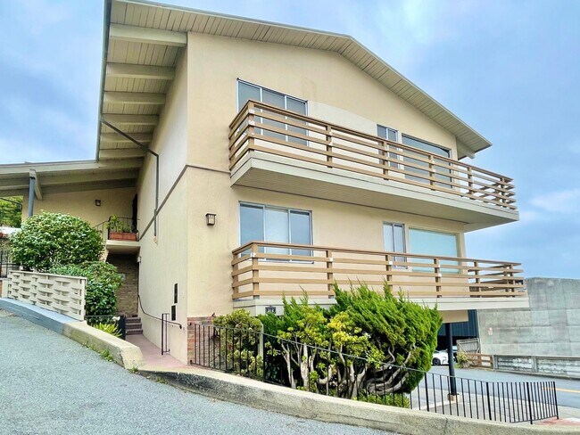 Foto del edificio - Immaculately Updated Ashbury Heights 1BR/1...