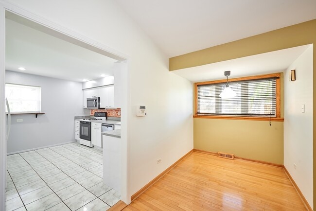 Building Photo - 8418 W Crain St