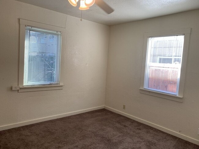 Building Photo - 2 Car Garage Large One Bedroom One Bath.