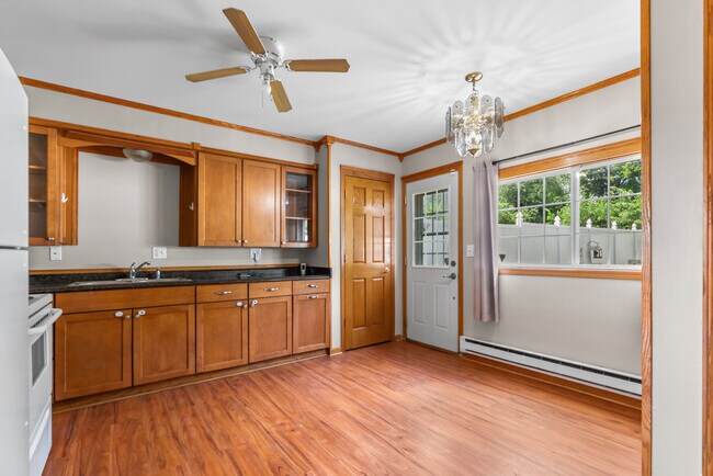 Foto del edificio - 1072 N Highland Ave