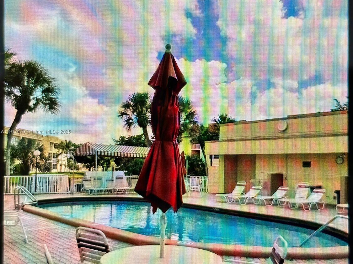 Foto del edificio - 8225 Sunrise Lakes Blvd