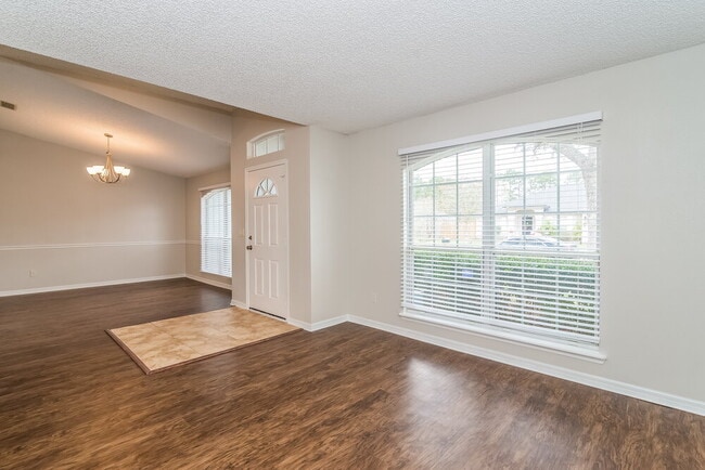 Foto del edificio - 975 Deer Spring Dr