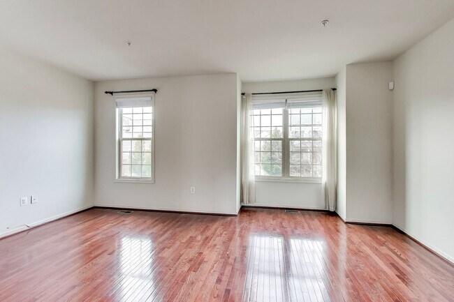 Foto del edificio - Beautiful Garage Townhouse in Poplar Run - Minutes to Glenmont METRO & I-200!