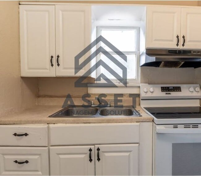 Building Photo - 4 Bedroom House Available now in OKC