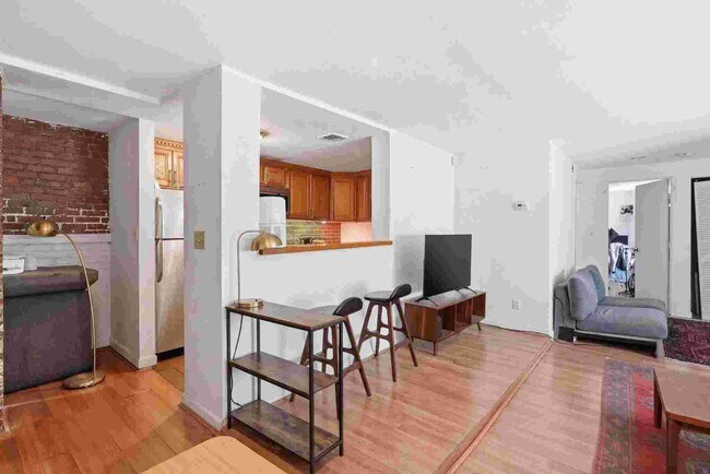 Building Photo - 103 Gainsborough St
