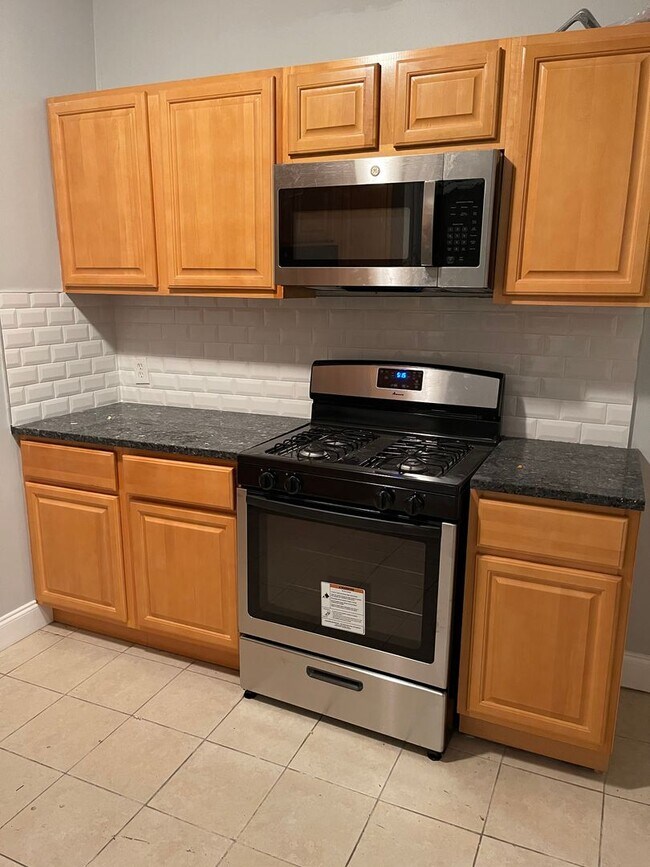 Building Photo - SPACIOUS NEWLY RENOVATED SINGLE FAMILY REN...
