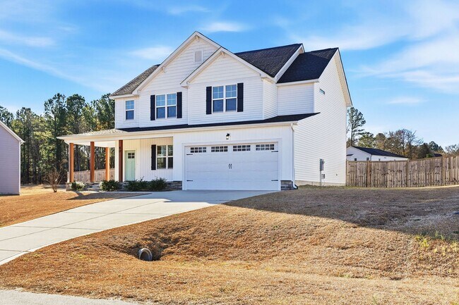 Building Photo - GORGEOUS 4 bedroom Single Family Home - Conveniently located to Fort Bragg