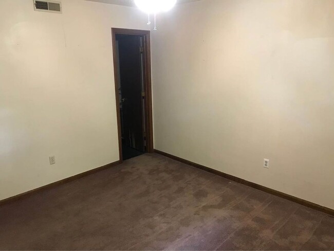 Building Photo - 652-654 Pear Tree Circle