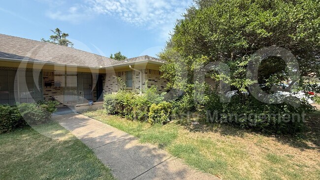 Foto del edificio - 8347 Lullwater Dr