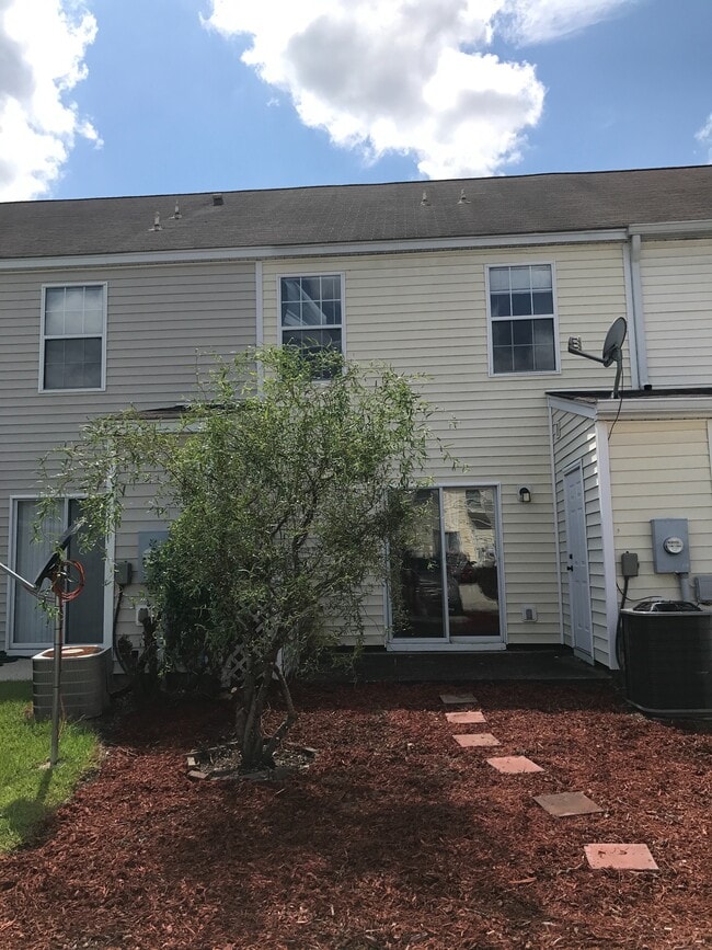 Building Photo - 431 Lake Park Way