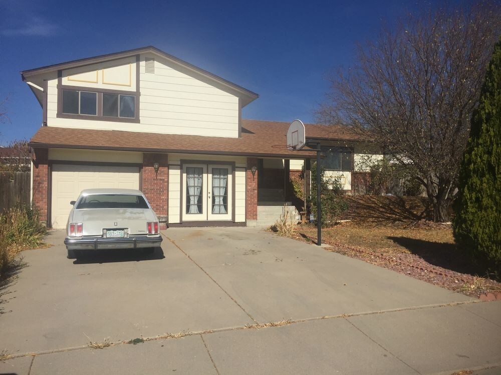 Primary Photo - Large Home close to Gate 20