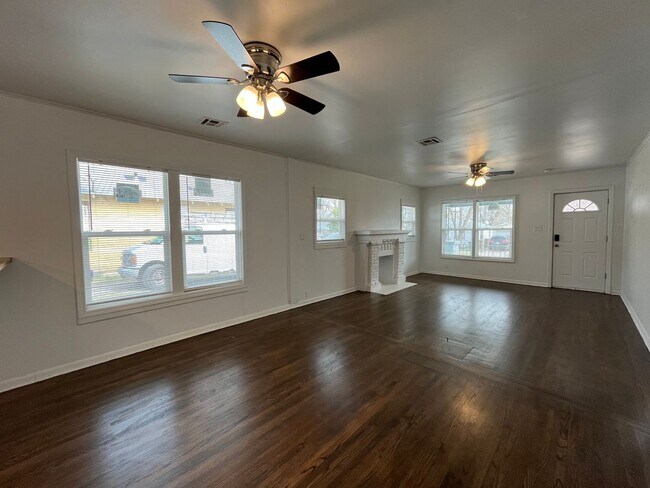 Foto del edificio - KW 3 bedroom 1 Full bath