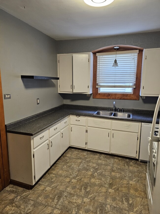 Building Photo - 5638 N Parkside Ave