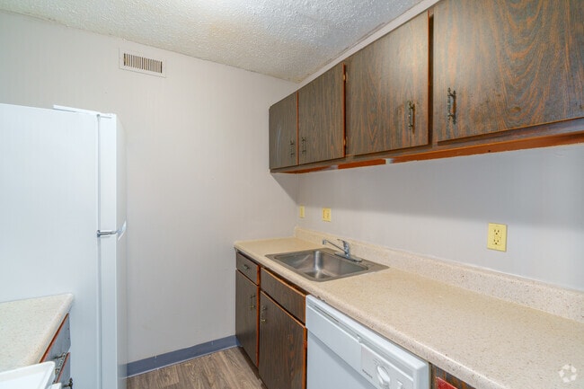 2BR, 1BA - 900SF - Kitchen - Glenridge