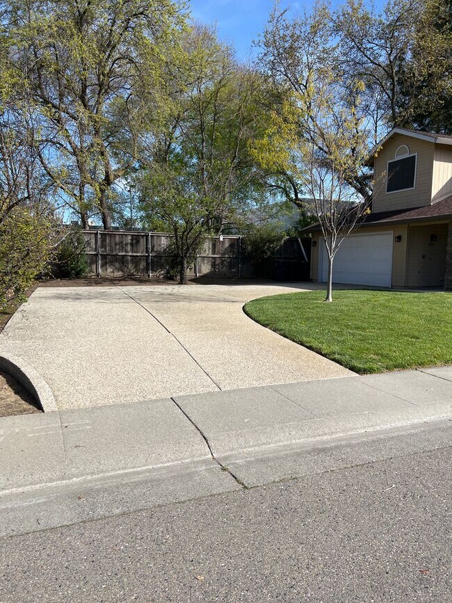 Building Photo - South Davis Four Bedroom Home