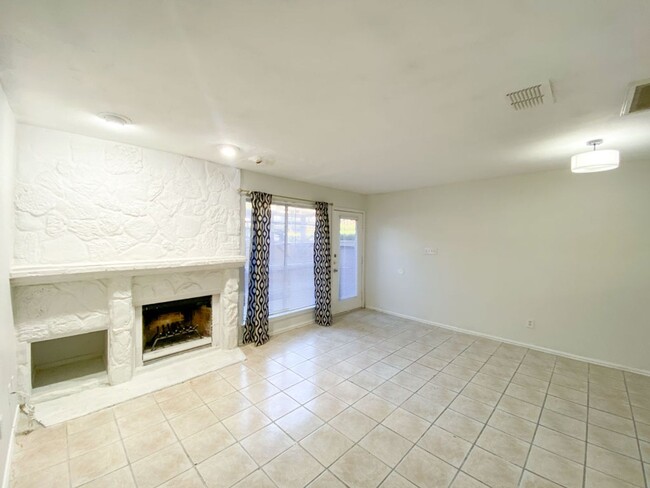 Foto del edificio - $300 OFF 1ST MONTH RENT IF YOU MOVE IN WIT...