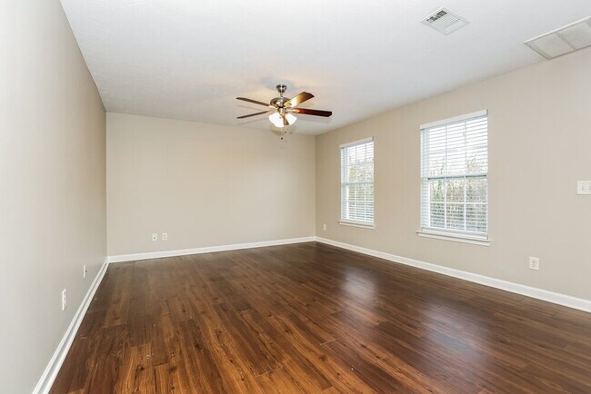 Foto del edificio - 710 Holland Ridge Dr
