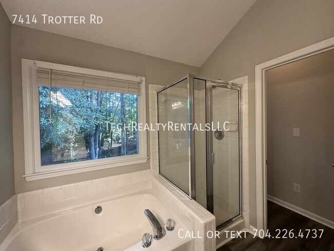 Foto del edificio - 7414 Trotter Rd