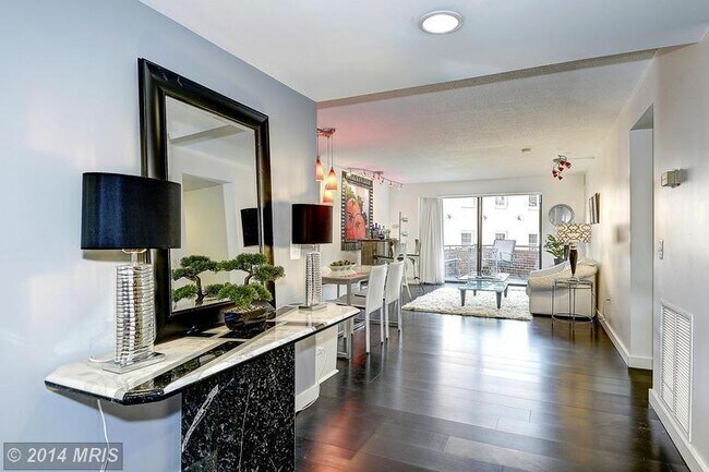 Foto del edificio - Application Fees Waived! Contemporary 2 Be...