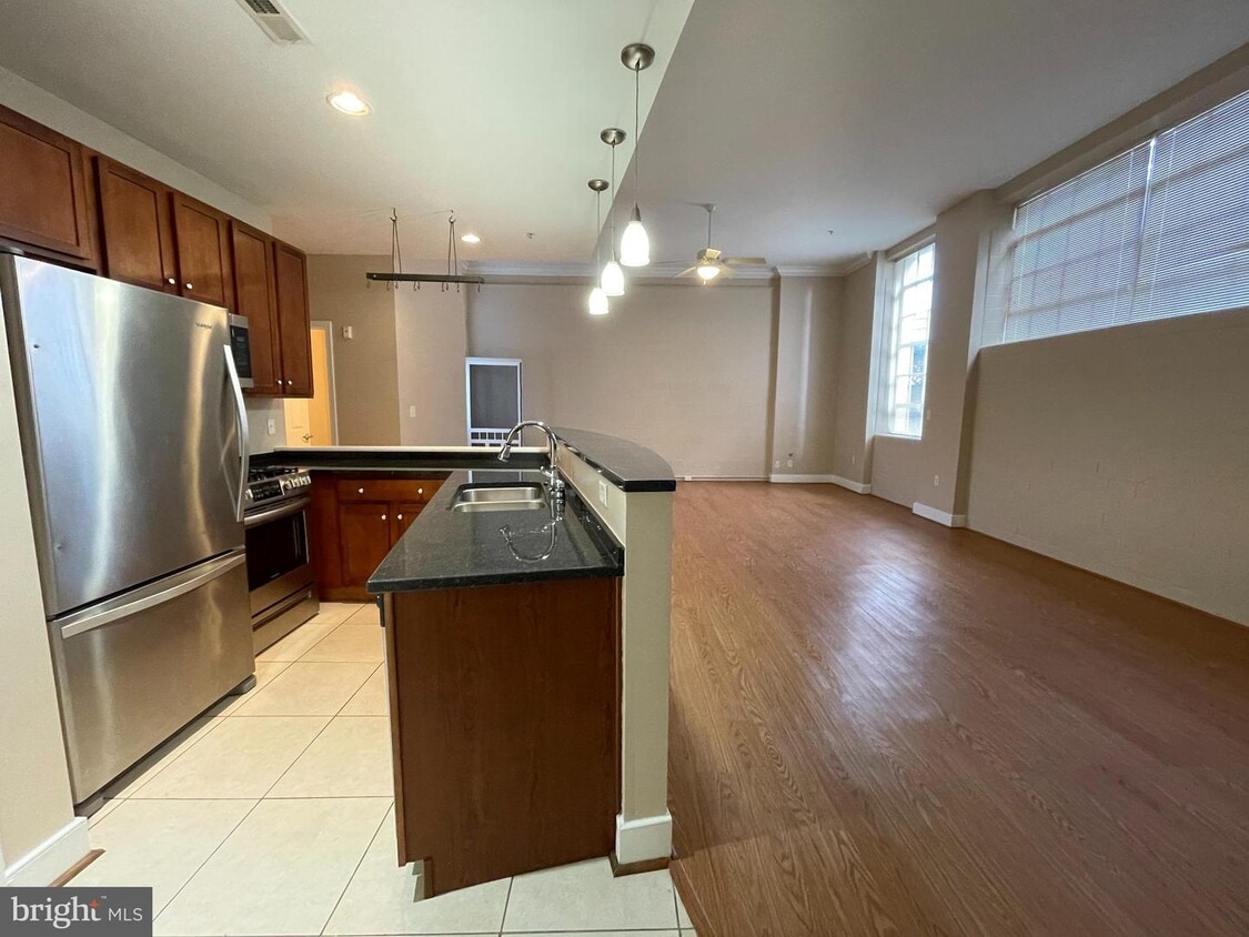 Primary Photo - 900 Barton St